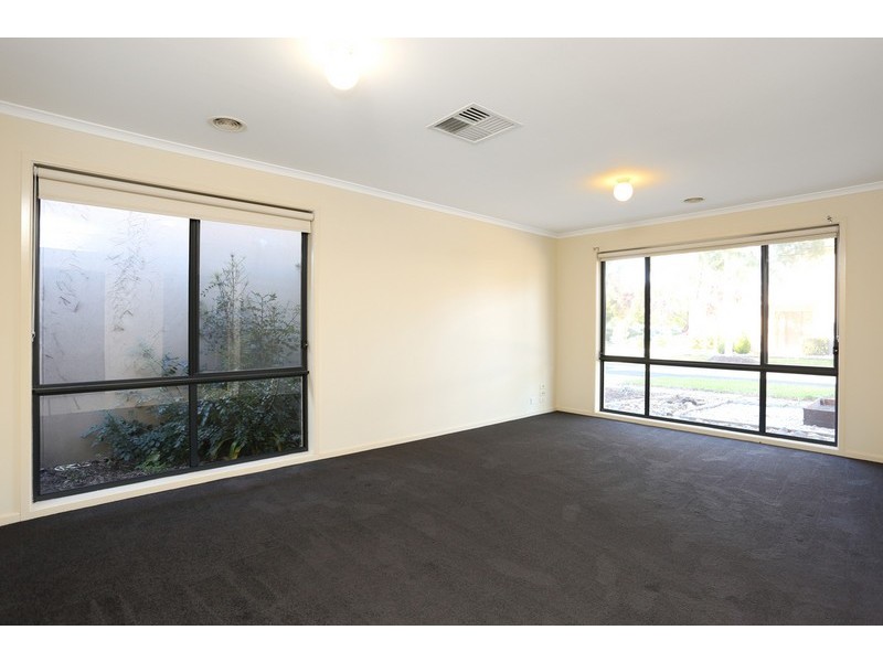 10 Tiffany Walk, Sanctuary Lakes VIC 3030