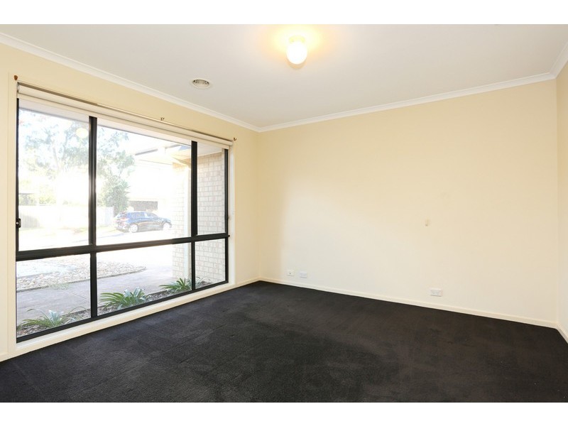 10 Tiffany Walk, Sanctuary Lakes VIC 3030