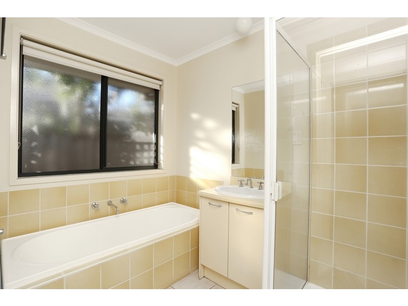 10 Tiffany Walk, Sanctuary Lakes VIC 3030