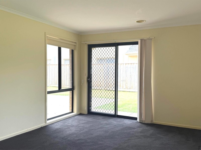 10 Tiffany Walk, Sanctuary Lakes VIC 3030