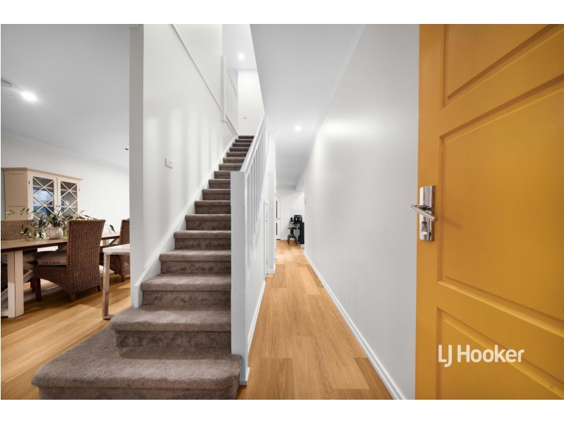 1/32 Sandlewood Lane, Sanctuary Lakes VIC 3030