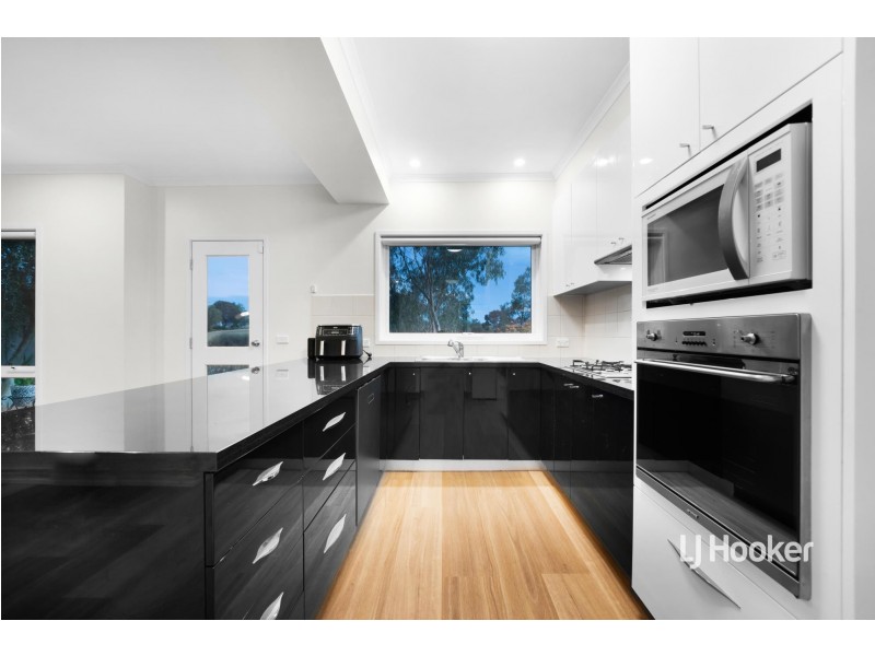 1/32 Sandlewood Lane, Sanctuary Lakes VIC 3030