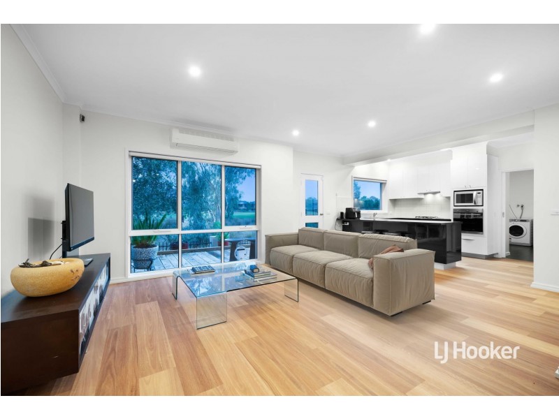 1/32 Sandlewood Lane, Sanctuary Lakes VIC 3030