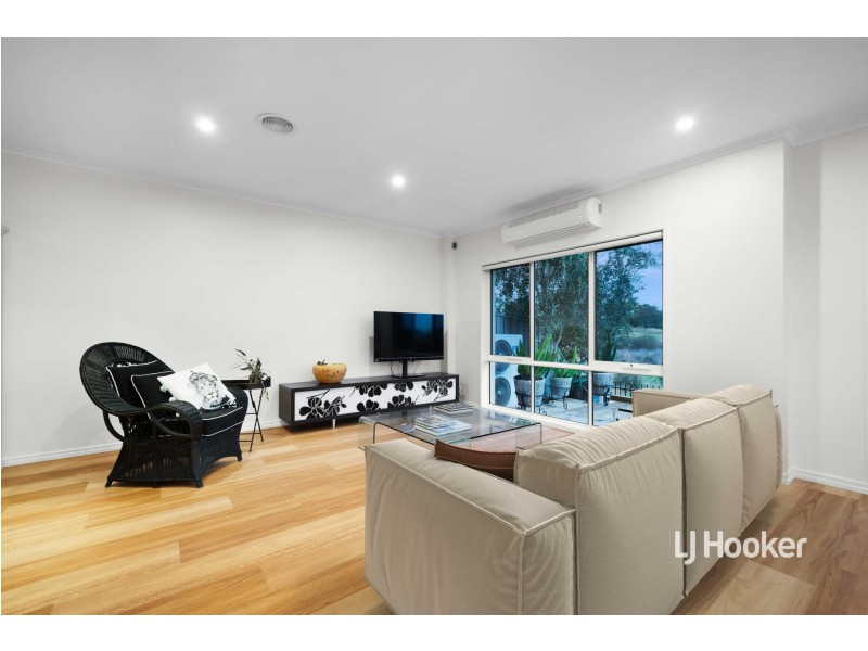 1/32 Sandlewood Lane, Sanctuary Lakes VIC 3030