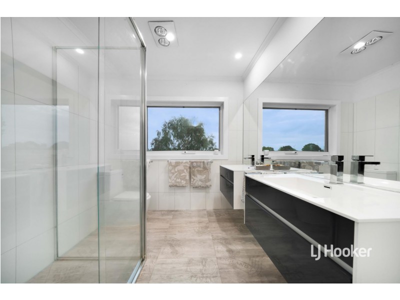 1/32 Sandlewood Lane, Sanctuary Lakes VIC 3030