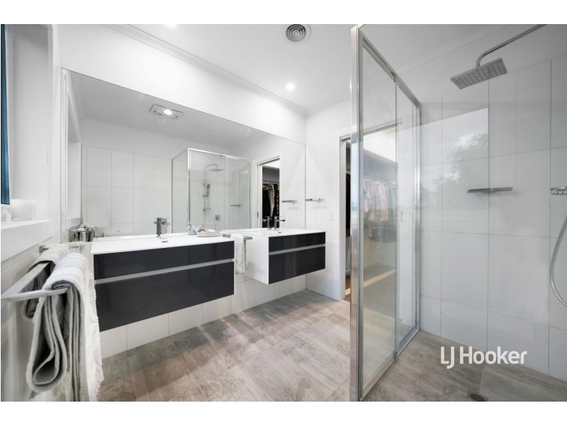 1/32 Sandlewood Lane, Sanctuary Lakes VIC 3030