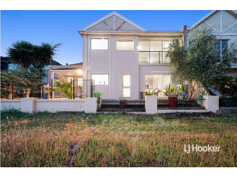 1/32 Sandlewood Lane, Sanctuary Lakes VIC 3030