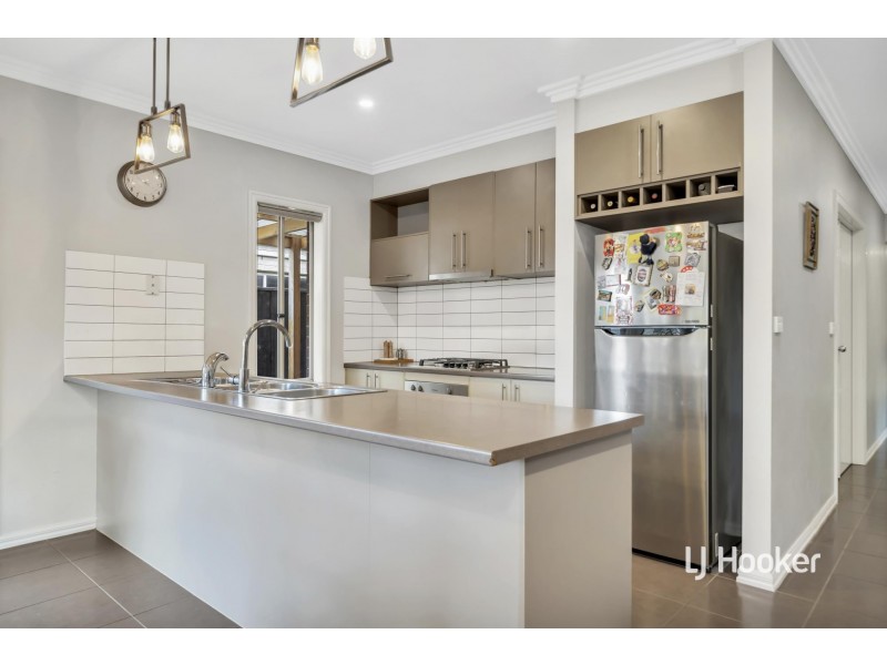 6 Whitecaps Avenue, Point Cook VIC 3030