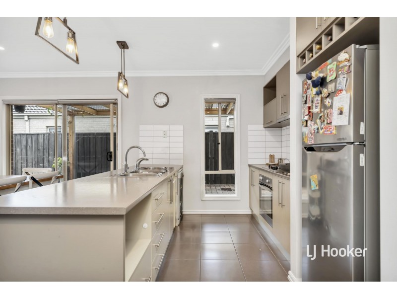 6 Whitecaps Avenue, Point Cook VIC 3030