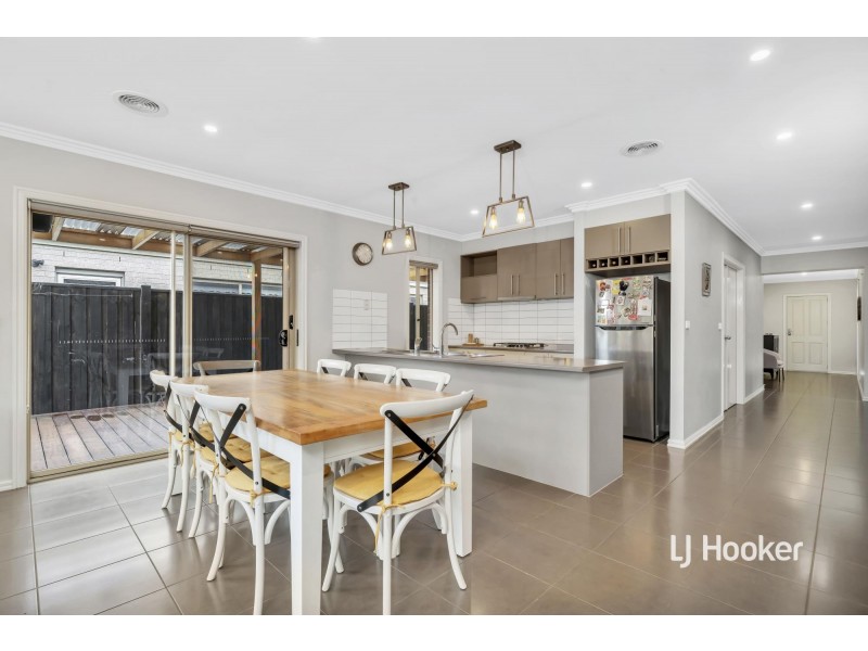 6 Whitecaps Avenue, Point Cook VIC 3030