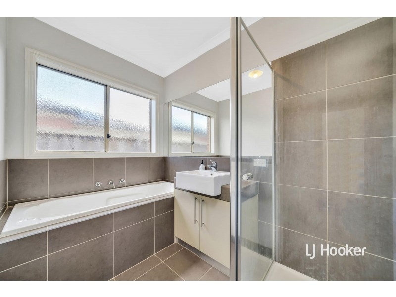 6 Whitecaps Avenue, Point Cook VIC 3030