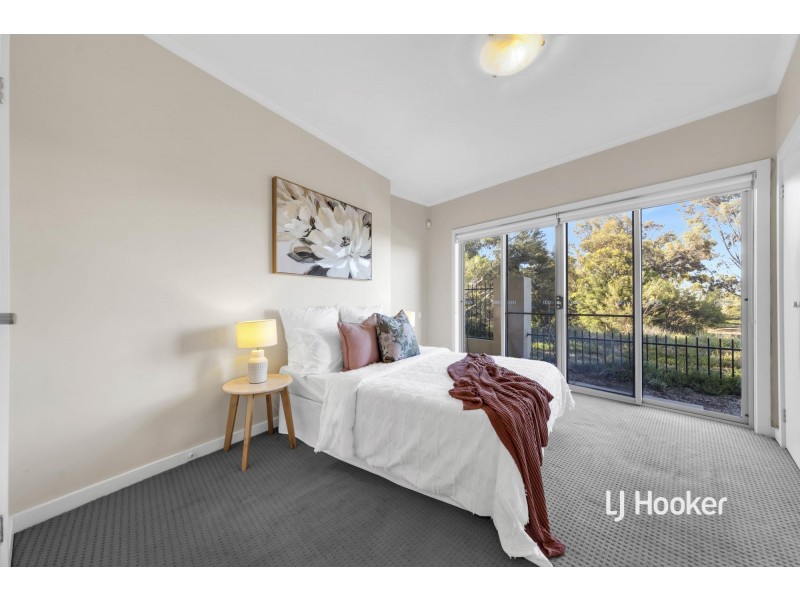 1/2 Lakeside Drive, Sanctuary Lakes VIC 3030
