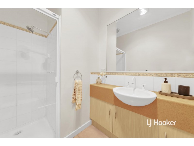 1/2 Lakeside Drive, Sanctuary Lakes VIC 3030