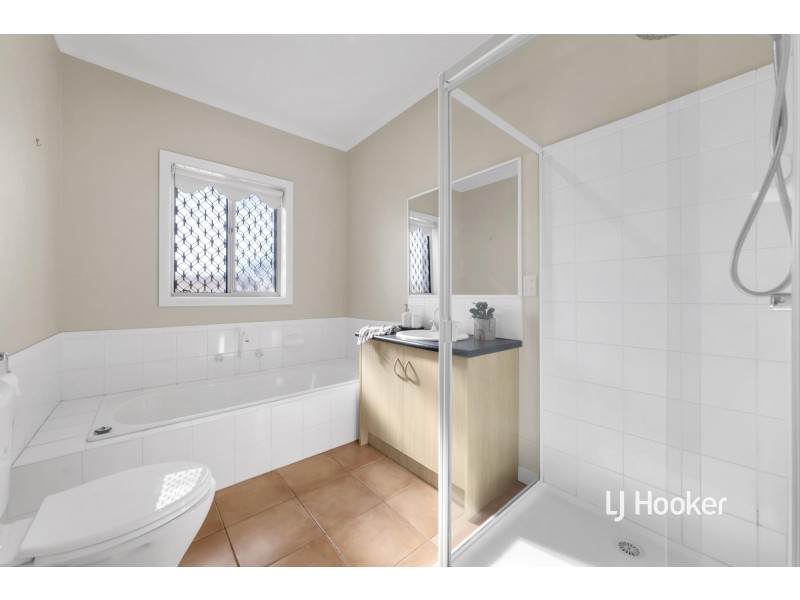 1/2 Lakeside Drive, Sanctuary Lakes VIC 3030