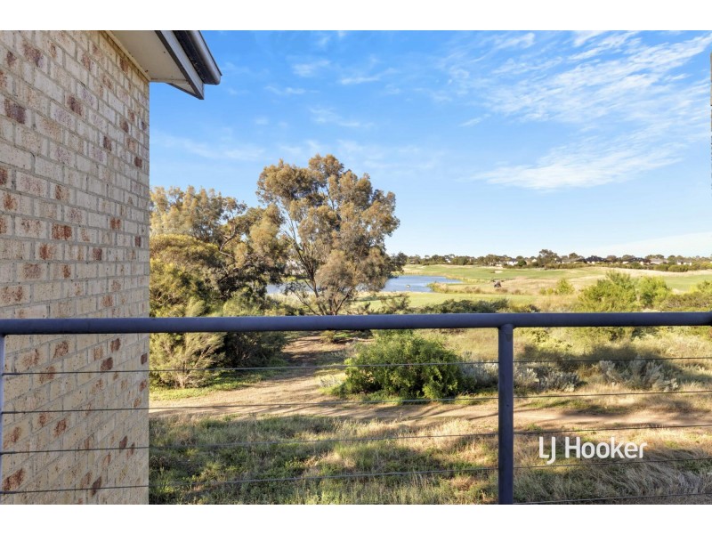1/2 Lakeside Drive, Sanctuary Lakes VIC 3030