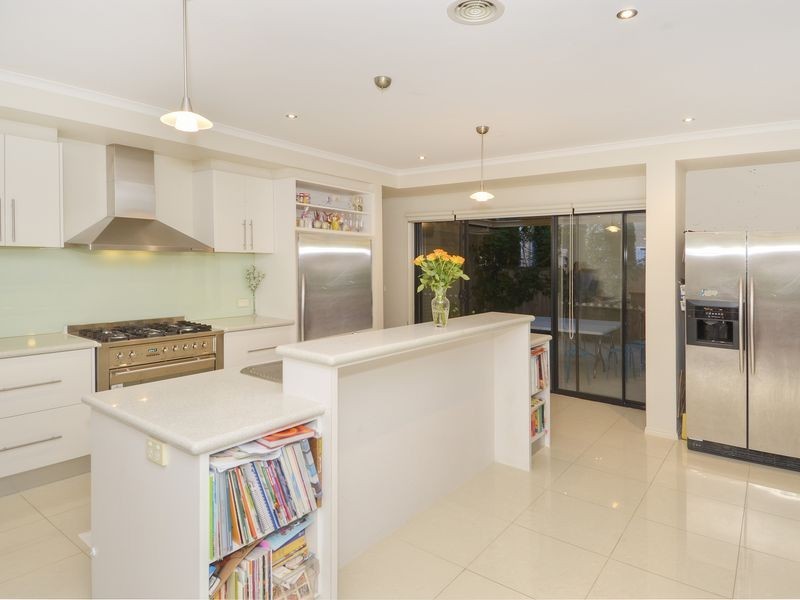 11 Bayside Drive, Sanctuary Lakes VIC 3030