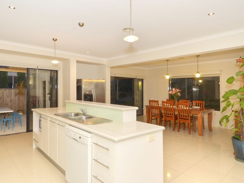 11 Bayside Drive, Sanctuary Lakes VIC 3030