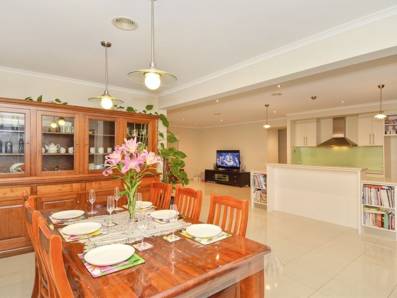 11 Bayside Drive, Sanctuary Lakes VIC 3030