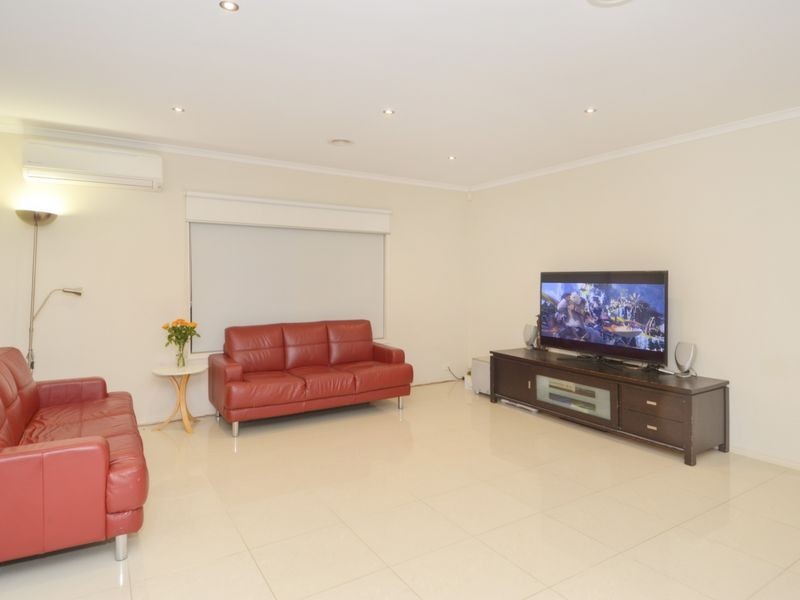 11 Bayside Drive, Sanctuary Lakes VIC 3030