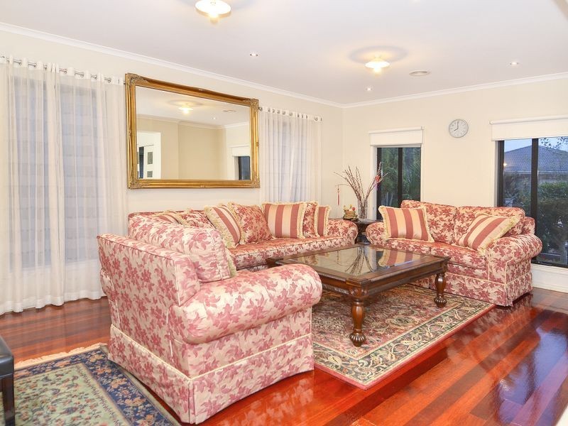 11 Bayside Drive, Sanctuary Lakes VIC 3030