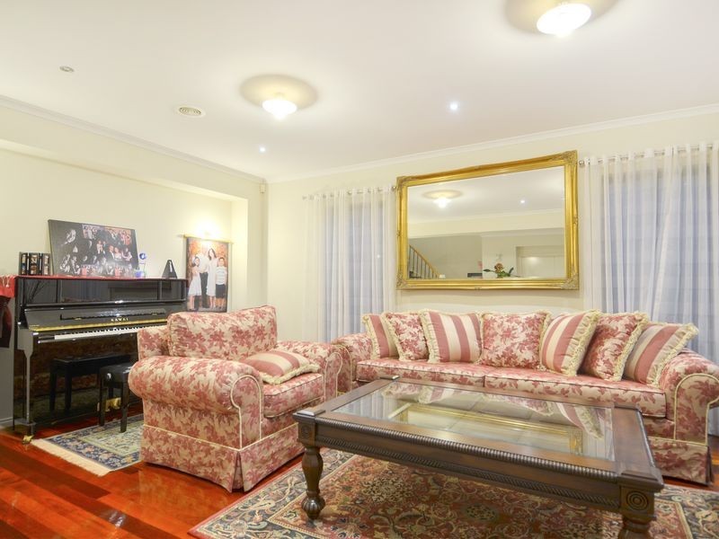 11 Bayside Drive, Sanctuary Lakes VIC 3030