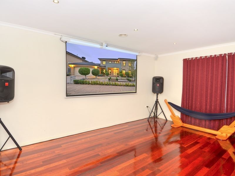 11 Bayside Drive, Sanctuary Lakes VIC 3030