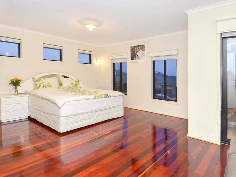 11 Bayside Drive, Sanctuary Lakes VIC 3030