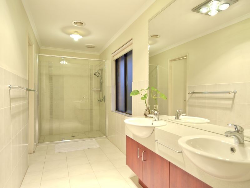 11 Bayside Drive, Sanctuary Lakes VIC 3030