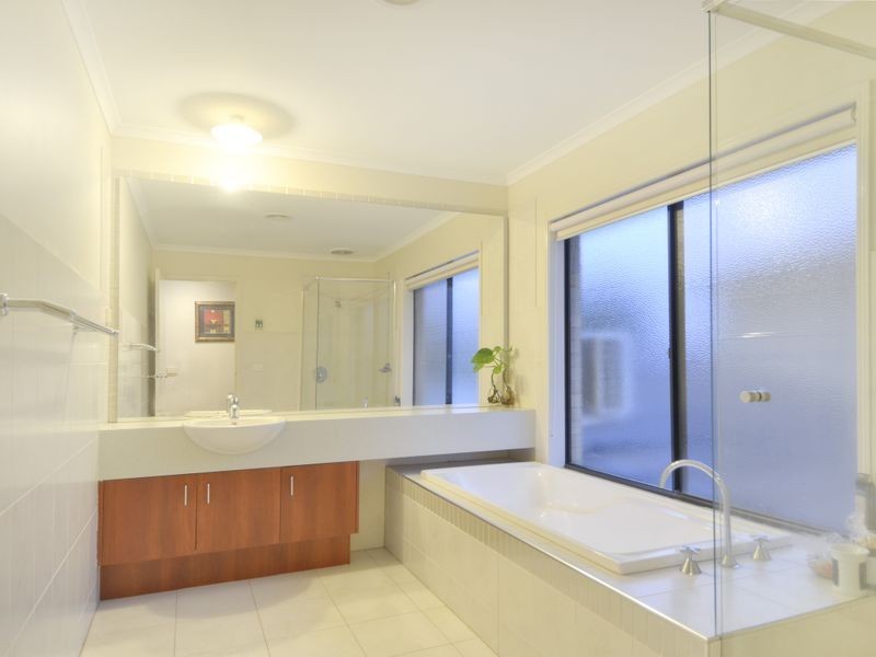 11 Bayside Drive, Sanctuary Lakes VIC 3030