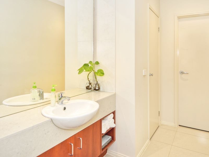 11 Bayside Drive, Sanctuary Lakes VIC 3030