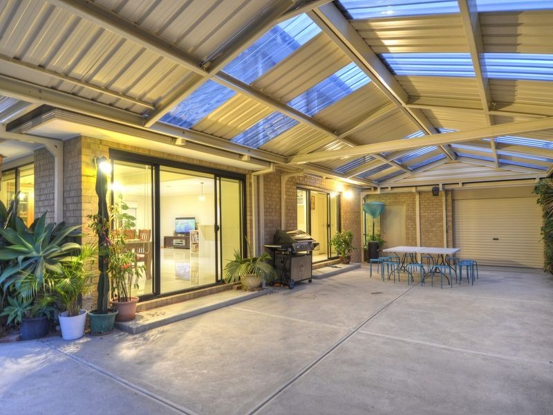 11 Bayside Drive, Sanctuary Lakes VIC 3030