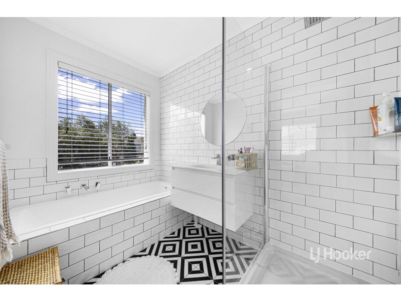 29 Lakeside Drive, Sanctuary Lakes VIC 3030