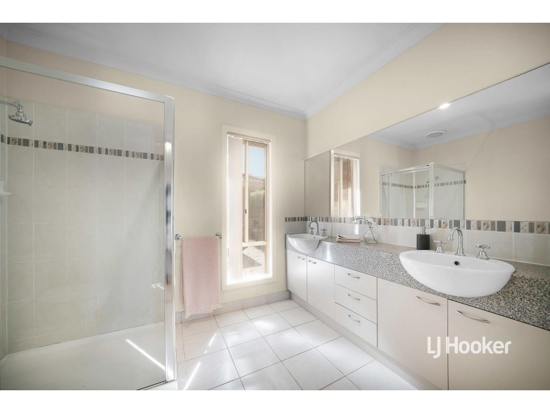 25 Manhattan Close, Sanctuary Lakes VIC 3030