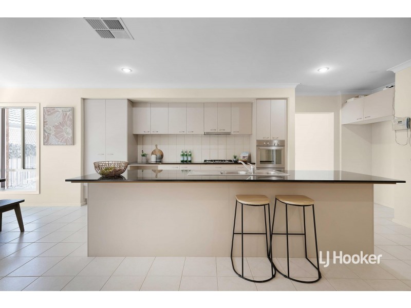 25 Manhattan Close, Sanctuary Lakes VIC 3030
