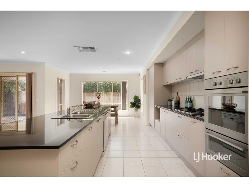 25 Manhattan Close, Sanctuary Lakes VIC 3030
