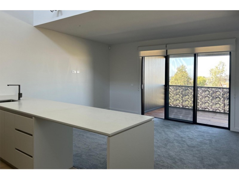 4/134 Grassbird Drive, Point Cook VIC 3030