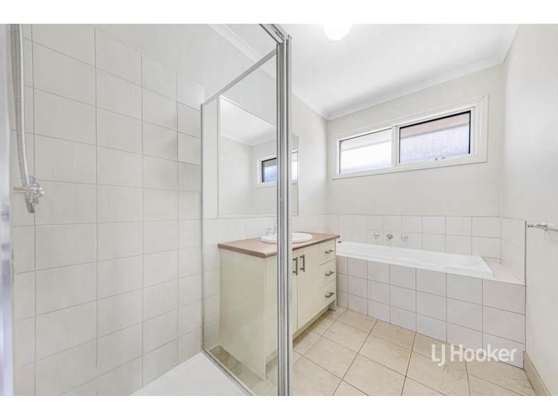 34 Grand Canal Boulevard, Sanctuary Lakes VIC 3030