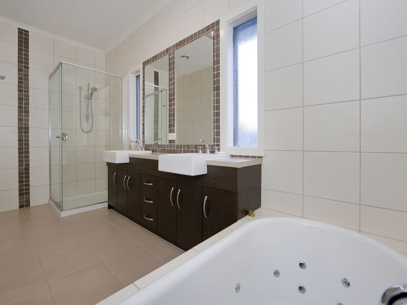 22 Riverglades Drive, Sanctuary Lakes VIC 3030