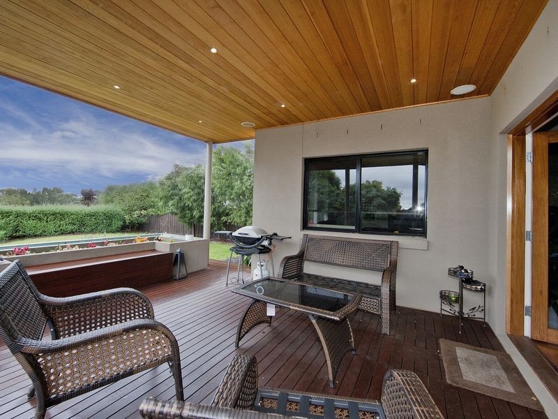 22 Riverglades Drive, Sanctuary Lakes VIC 3030