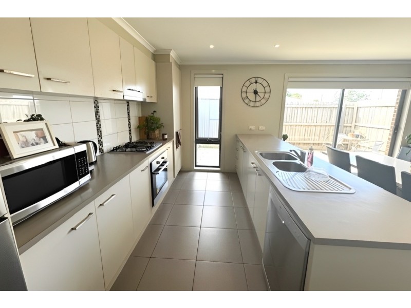 2/181 Riversdale Drive, Tarneit VIC 3029