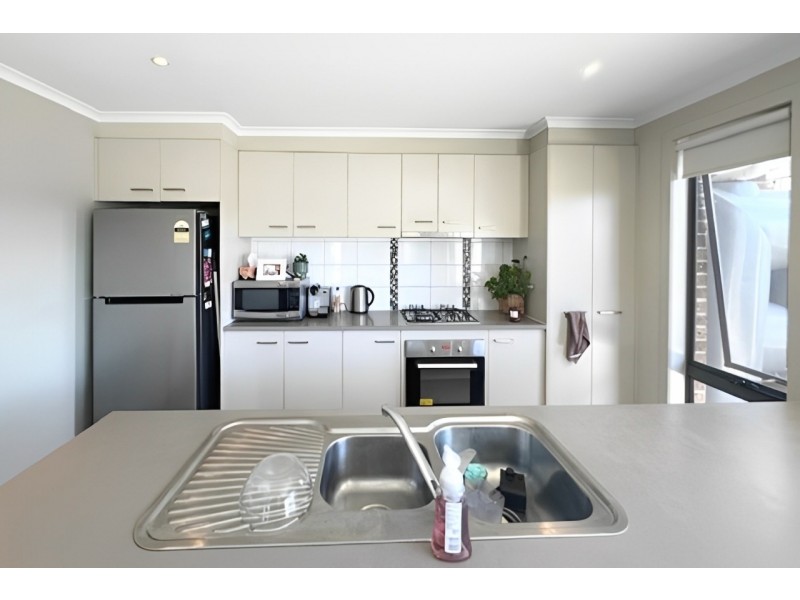 2/181 Riversdale Drive, Tarneit VIC 3029