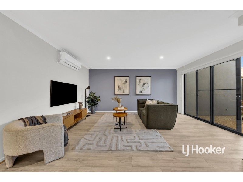 8 McKinley Drive, Truganina VIC 3029