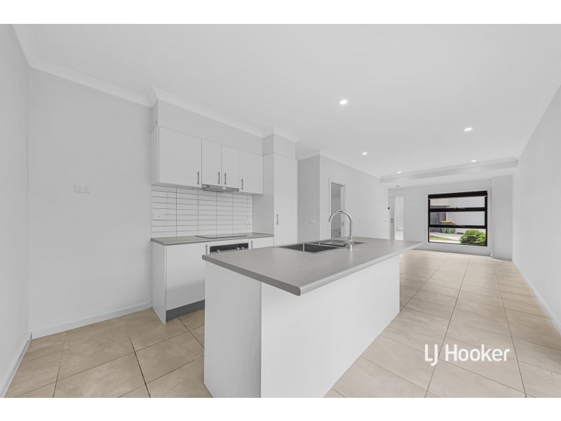 8 Dominic Road, Pakenham VIC 3810