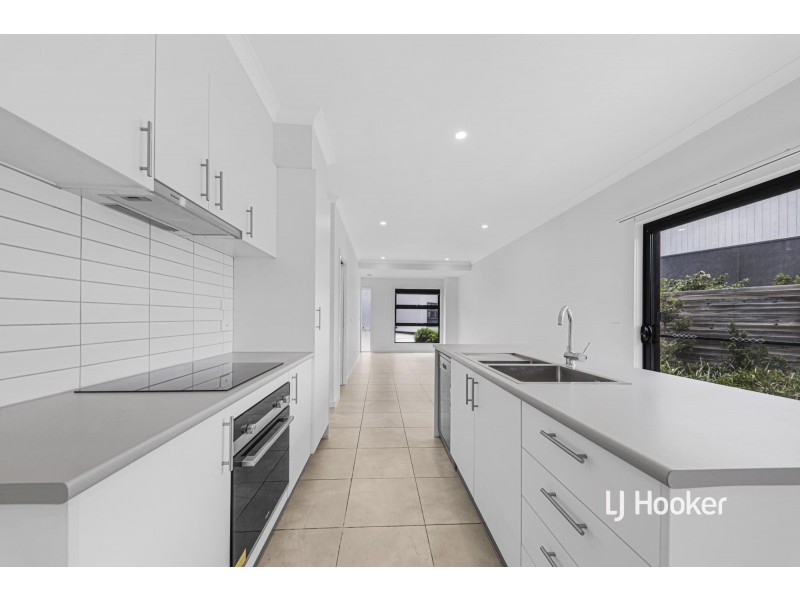 8 Dominic Road, Pakenham VIC 3810