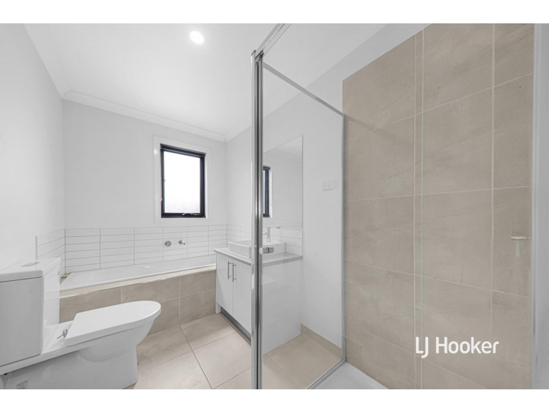 8 Dominic Road, Pakenham VIC 3810