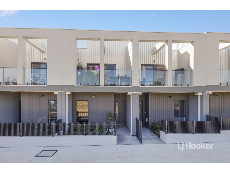 27 Travertine Loop, Berwick VIC 3806