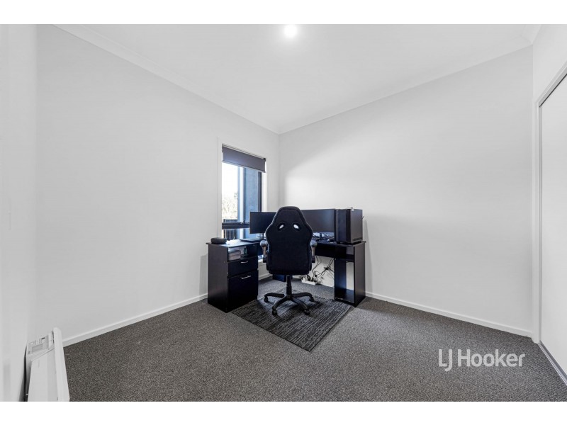 27 Travertine Loop, Berwick VIC 3806