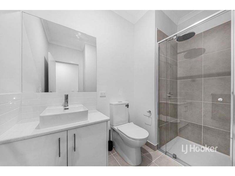 27 Travertine Loop, Berwick VIC 3806