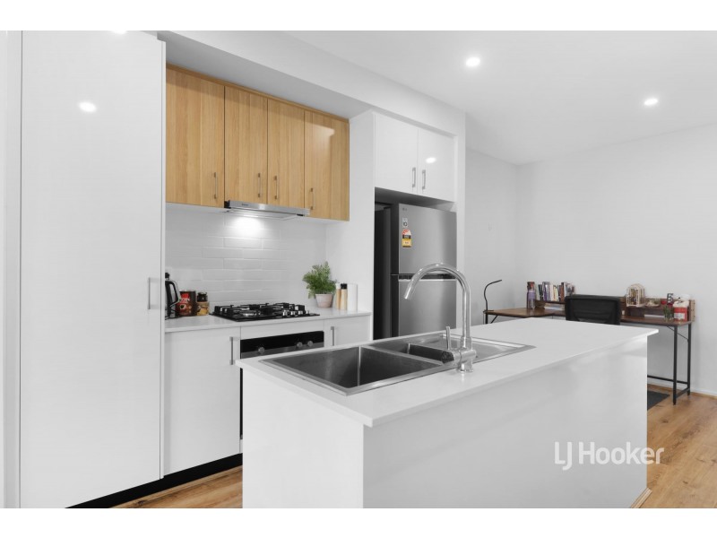 27 Travertine Loop, Berwick VIC 3806