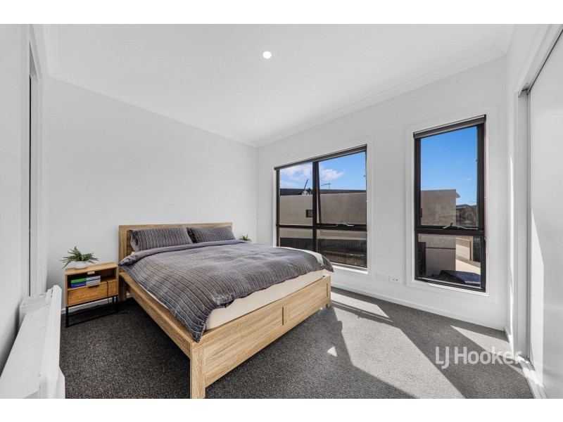 27 Travertine Loop, Berwick VIC 3806